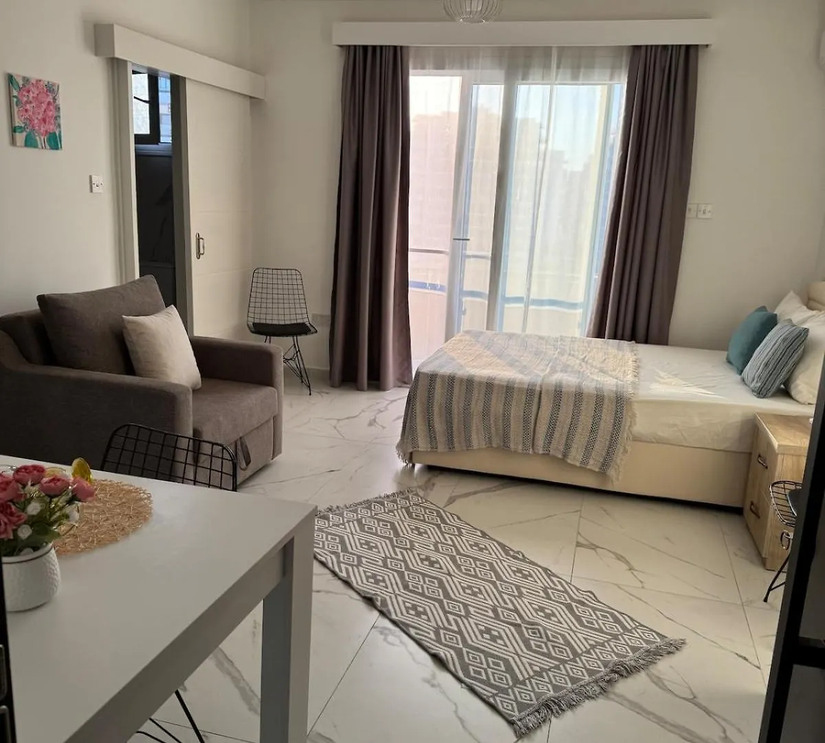 Long Beach'De Stuedyo Daire Aglantzia