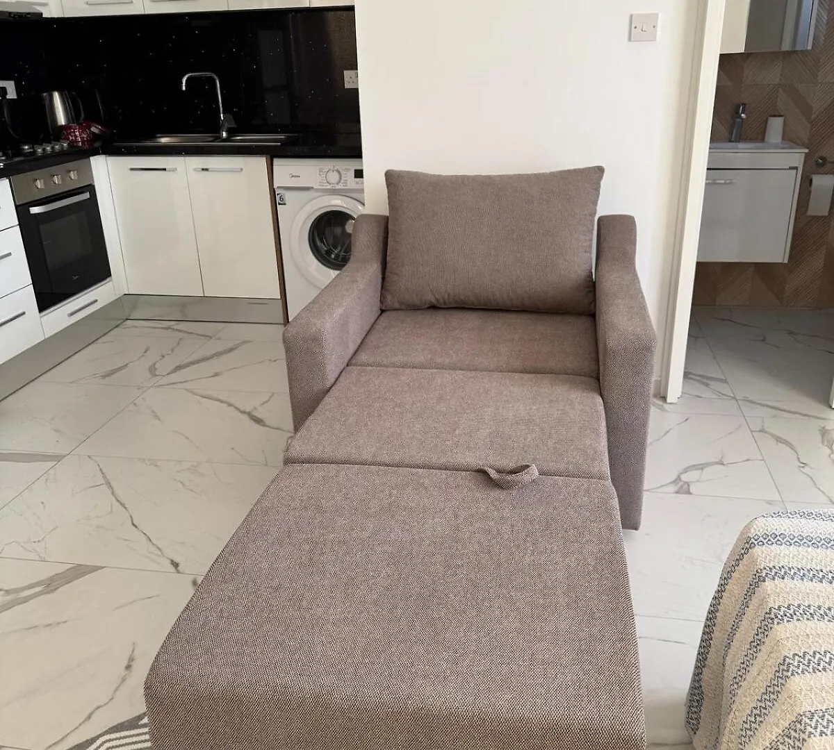 Long Beach'De Stuedyo Daire Aglantzia Apartment